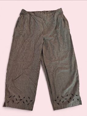 Black and white gingham cropped pants with flower embroidery